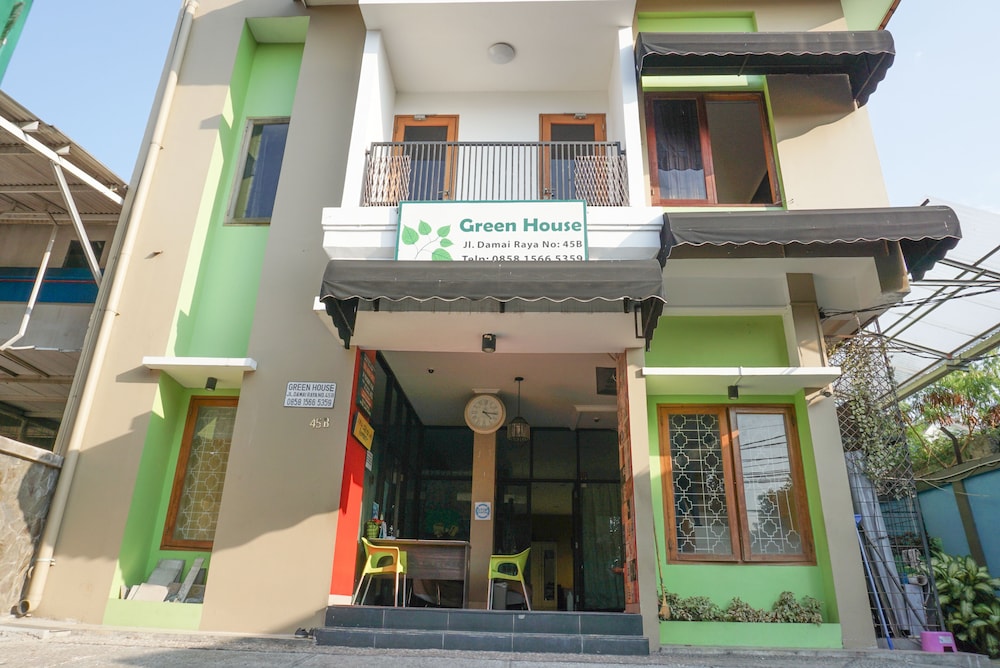 Residences By RedDoorz near Kemang Square 1/33