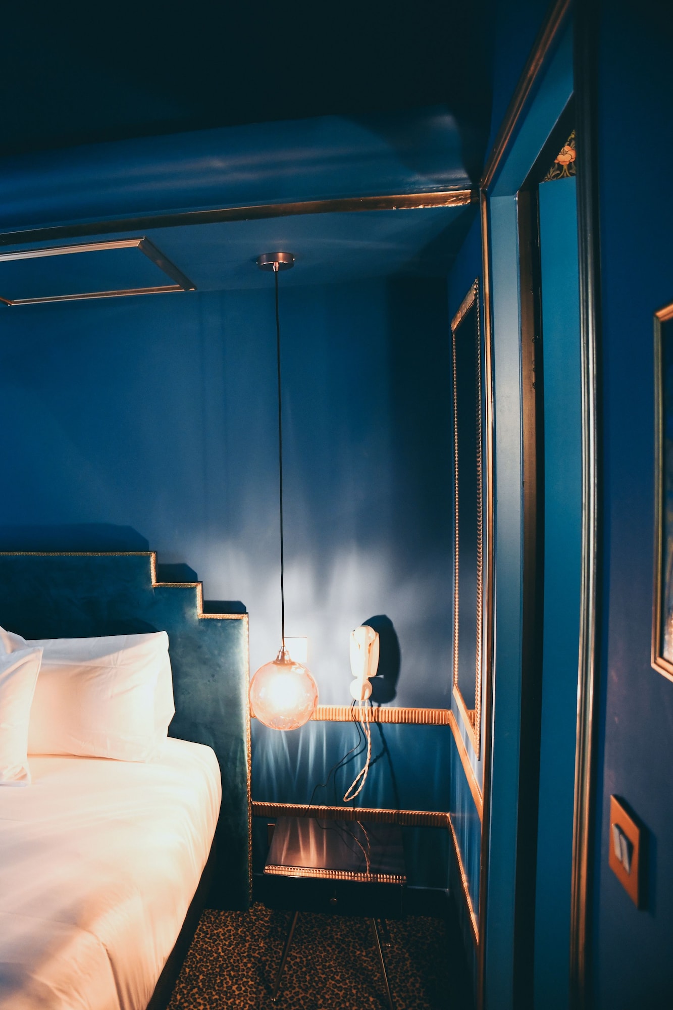 ROOM, DOUBLE BED