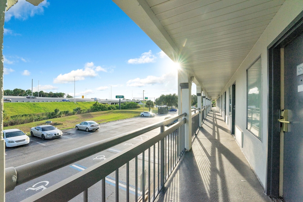 Super 8 by Wyndham Orlando Near Florida Mall 29/54