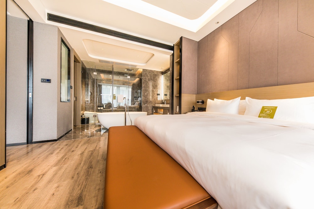 DELUXE, SUITE, KING BED