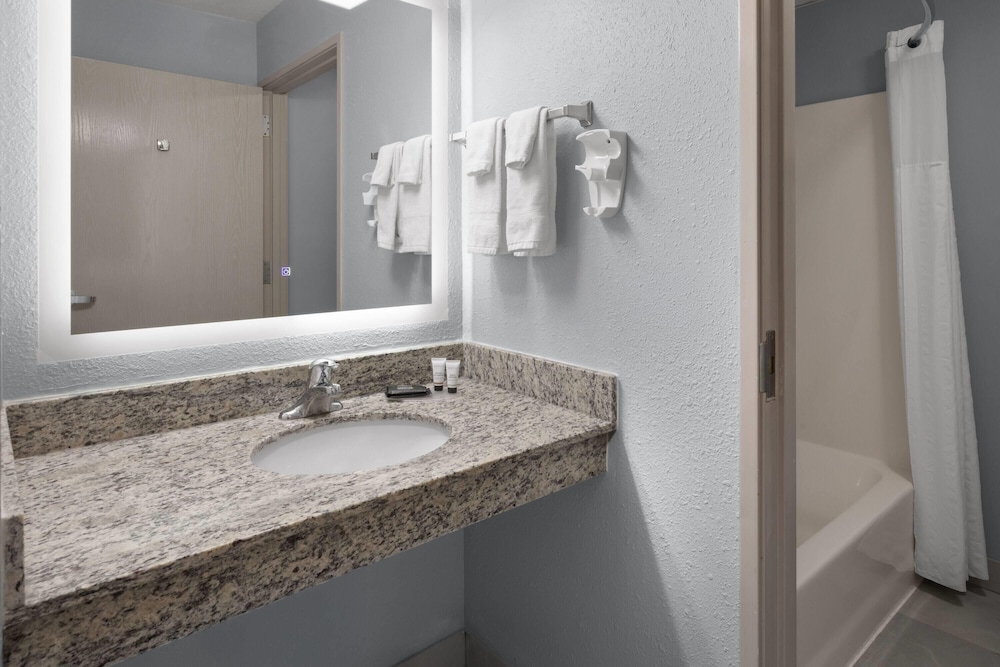 غرفة بسرير كينج، Americinn By Wyndham Douglas/Saugatuck 5/5