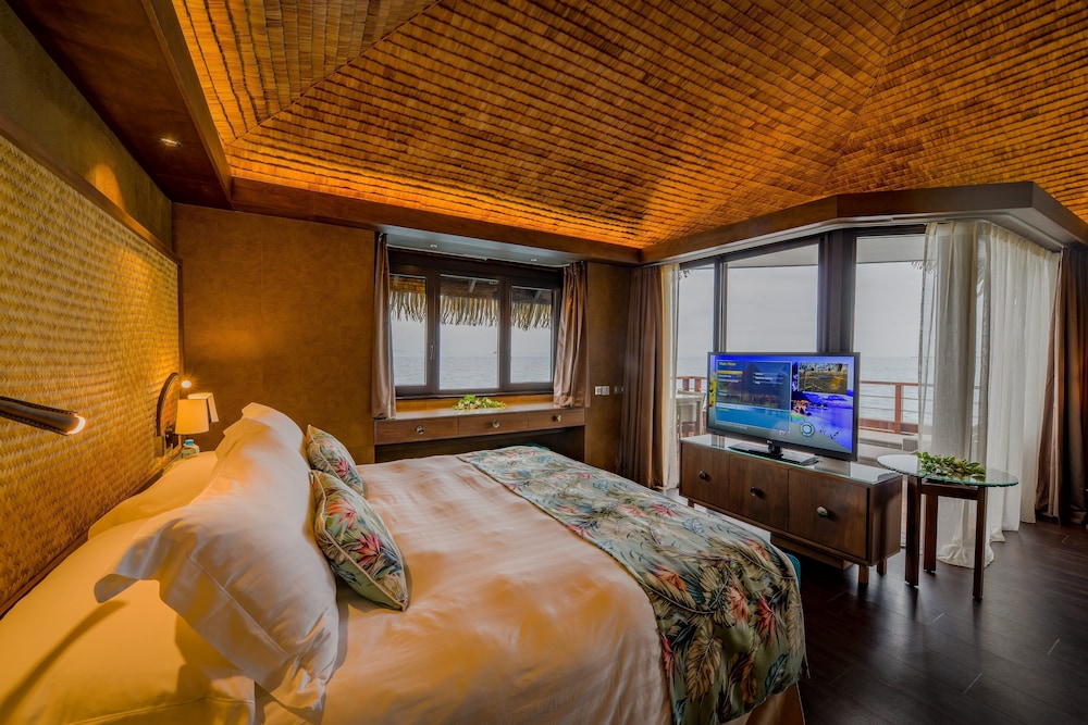Overwater, Bungalow, King Bed, Island View