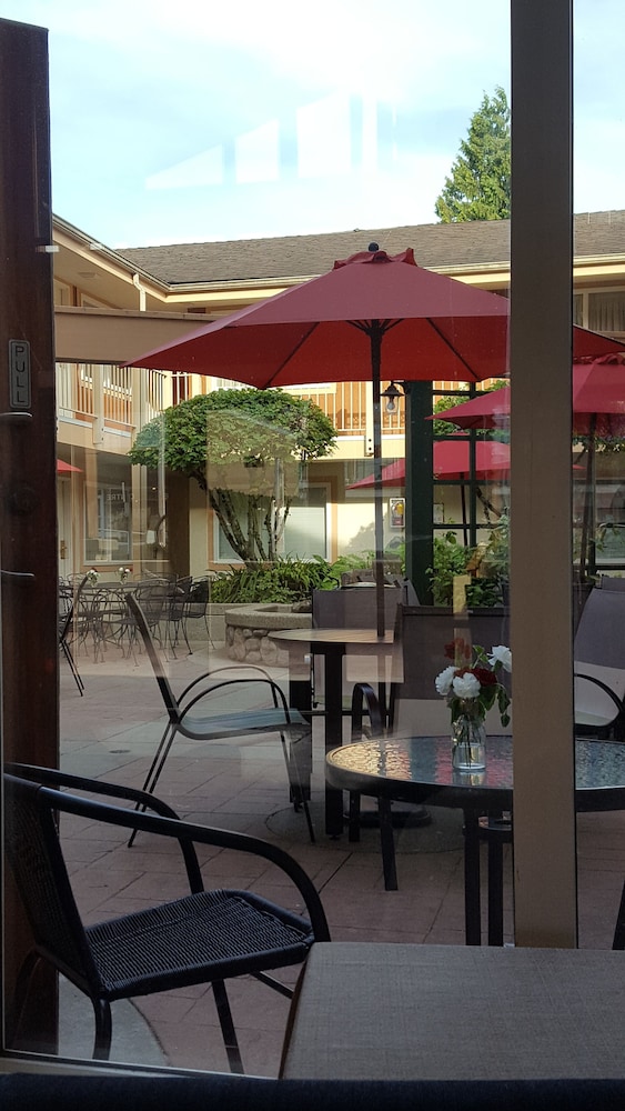 Econo Lodge Inn & Suites North Vancouver 42/52