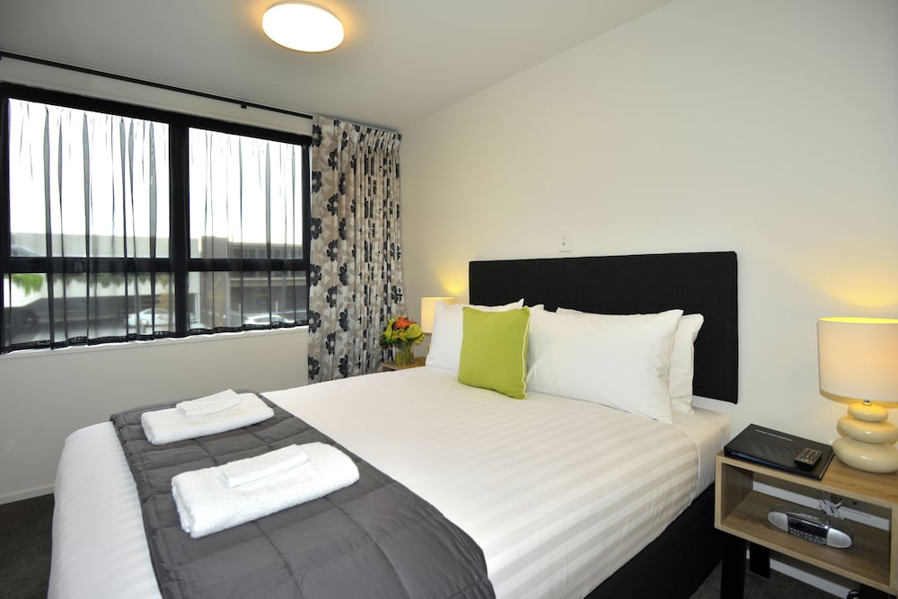 SUPERIOR, STUDIO, QUEEN BED