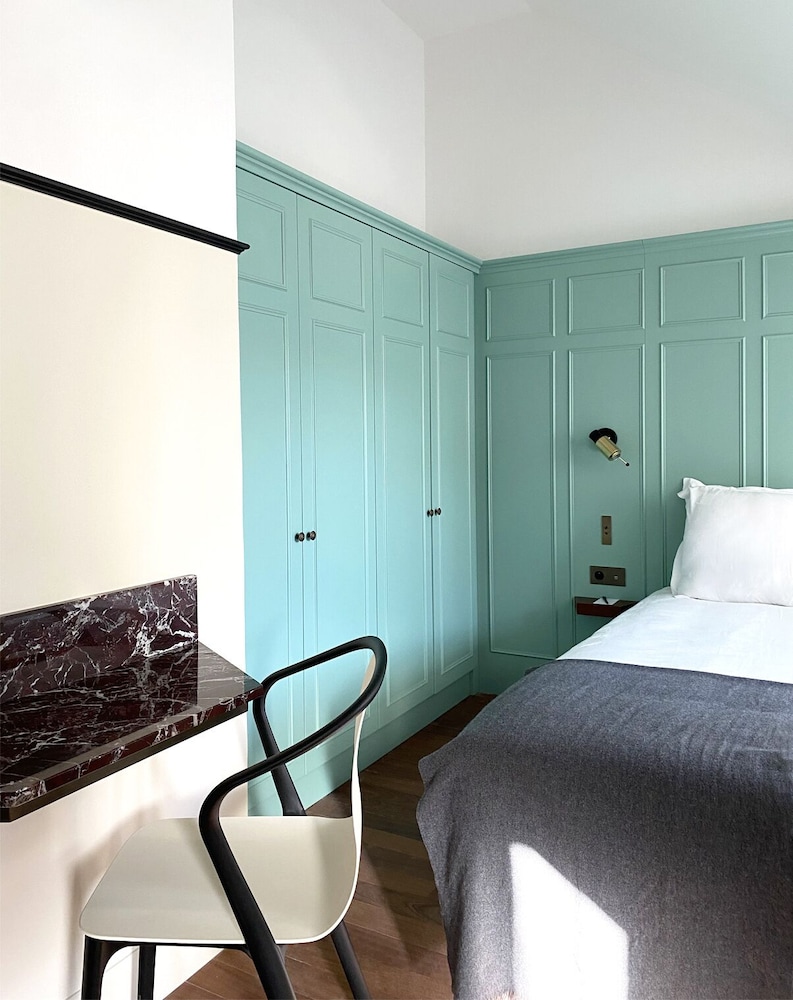 New Hotel Lafayette 10/25