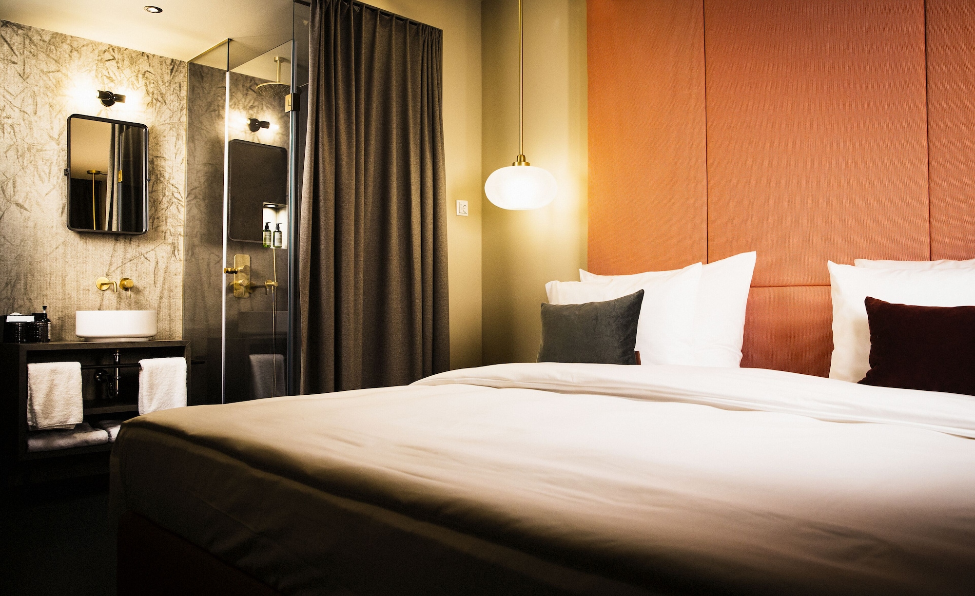 COMFORT, TWIN BEDS