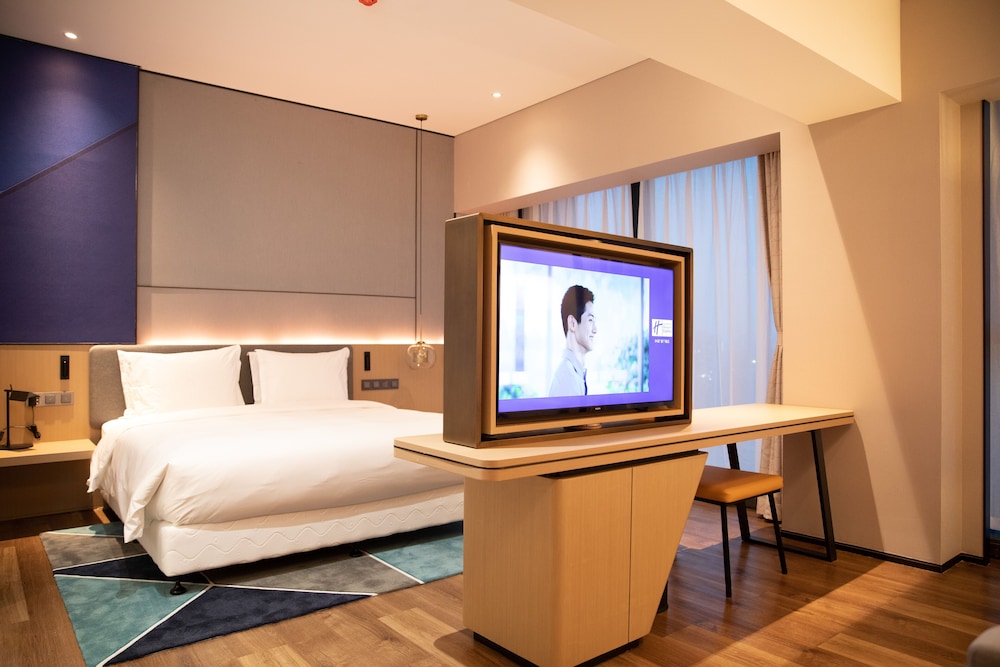 Holiday Inn Express Shenzhen Longhua 16/77