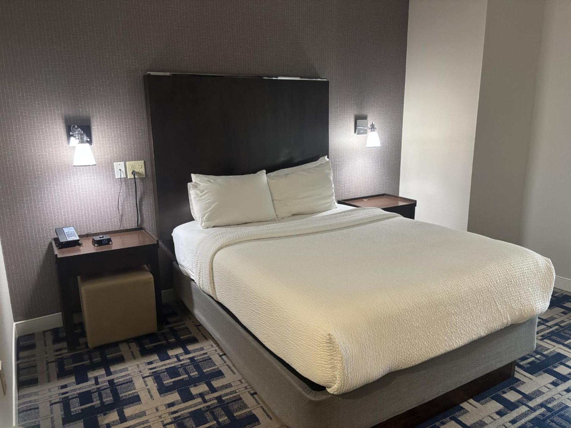 Traditional, Queen Bed, Bathtub, Accessible