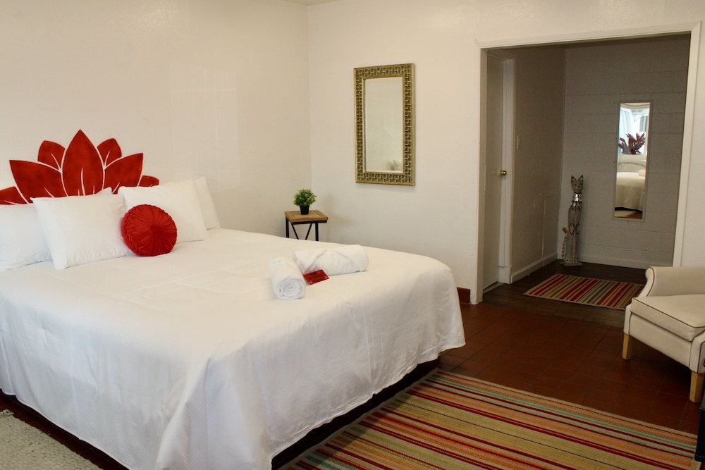 DELUXE, KING BED, PET FRIENDLY