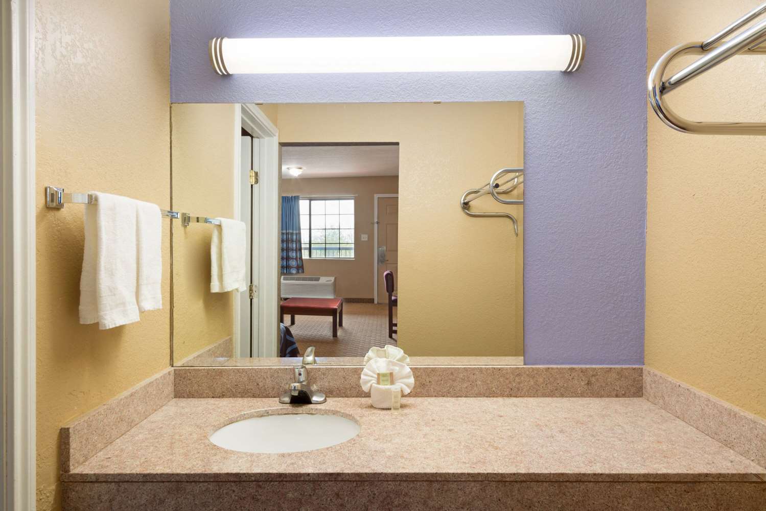 Super 8 by Wyndham San Antonio/Riverwalk Area 9/9