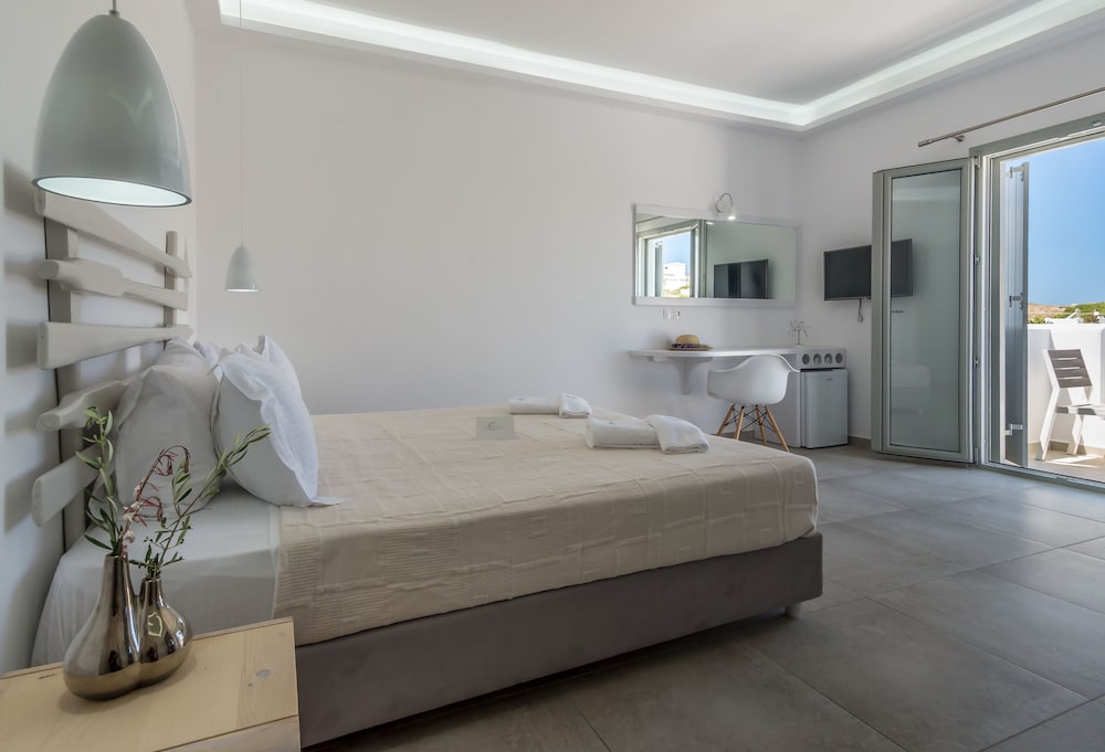 DELUXE, PARTIAL SEA VIEW