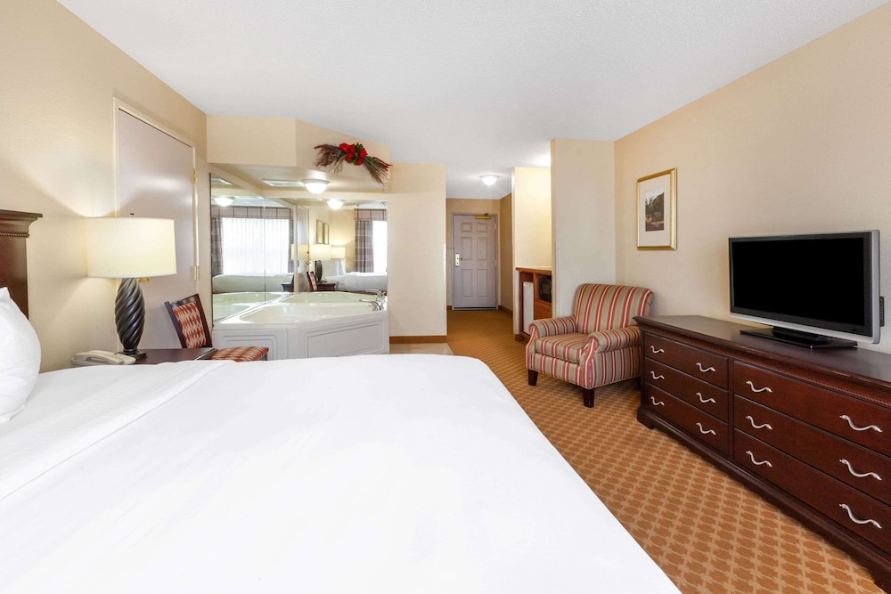 AmericInn by Wyndham Iron Mountain 22/51