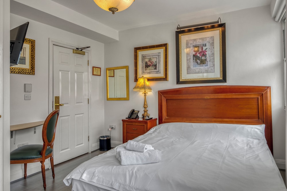 Opulence Centra London Hotel 24/75