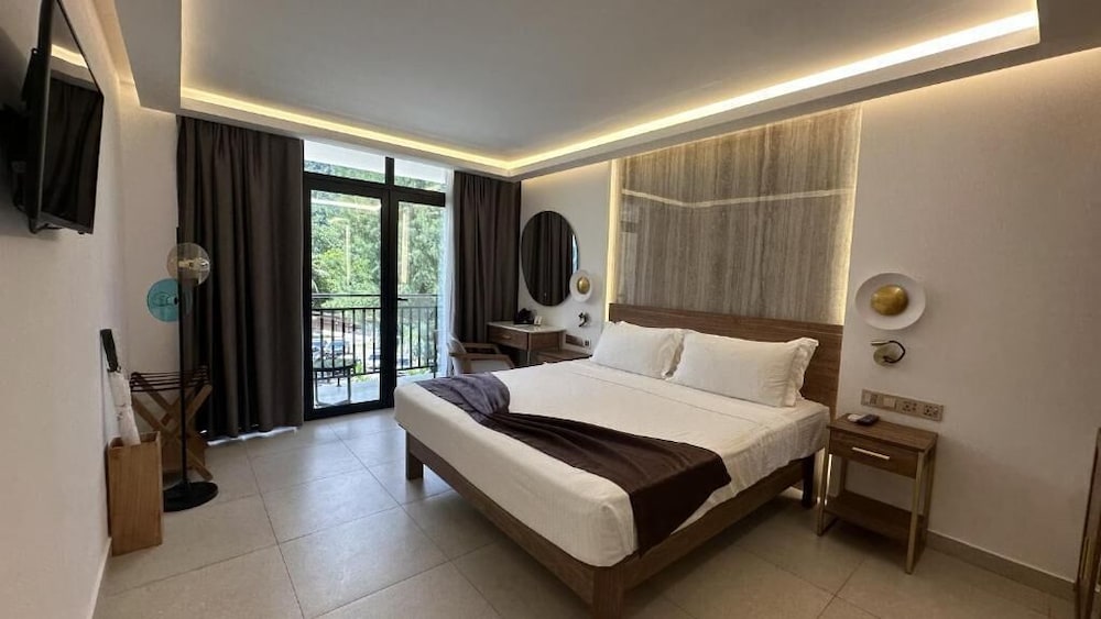 Signature, Mountain, Standard, King Bed, Garden and Mountain View