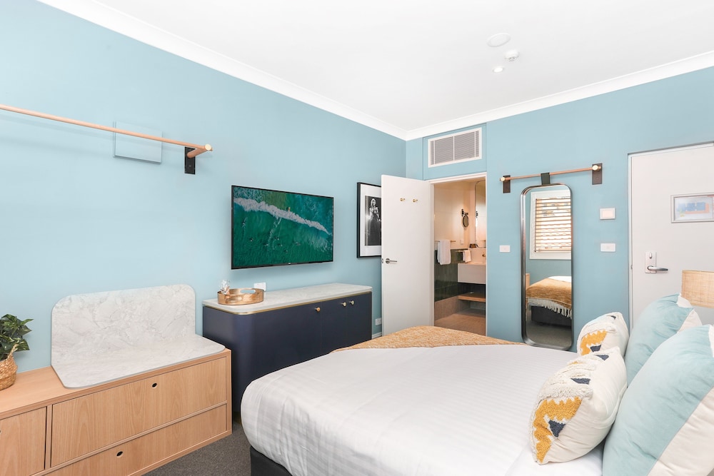 BAY, MINI, QUEEN BED