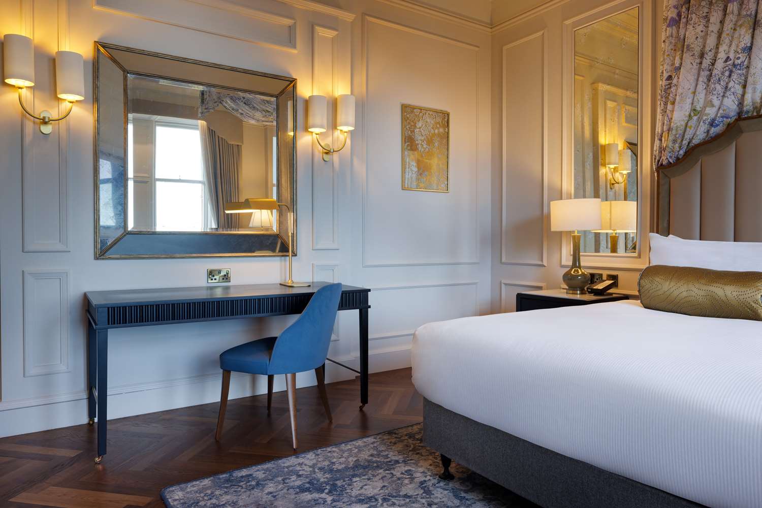 Premier, Queen Bed, Castle View