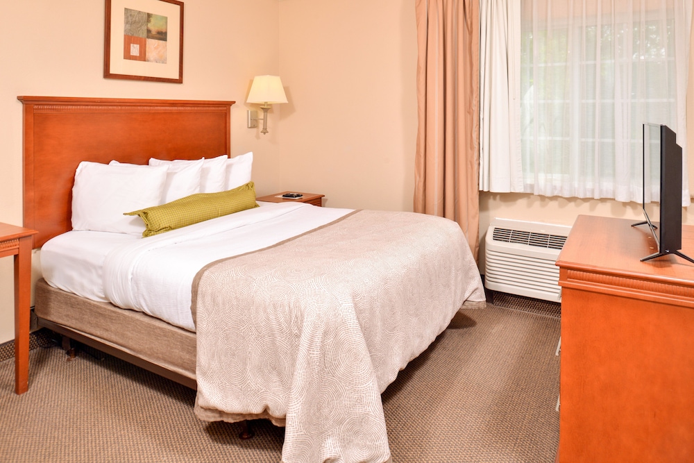 Candlewood Suites Lafayette- River Ranch 8/58