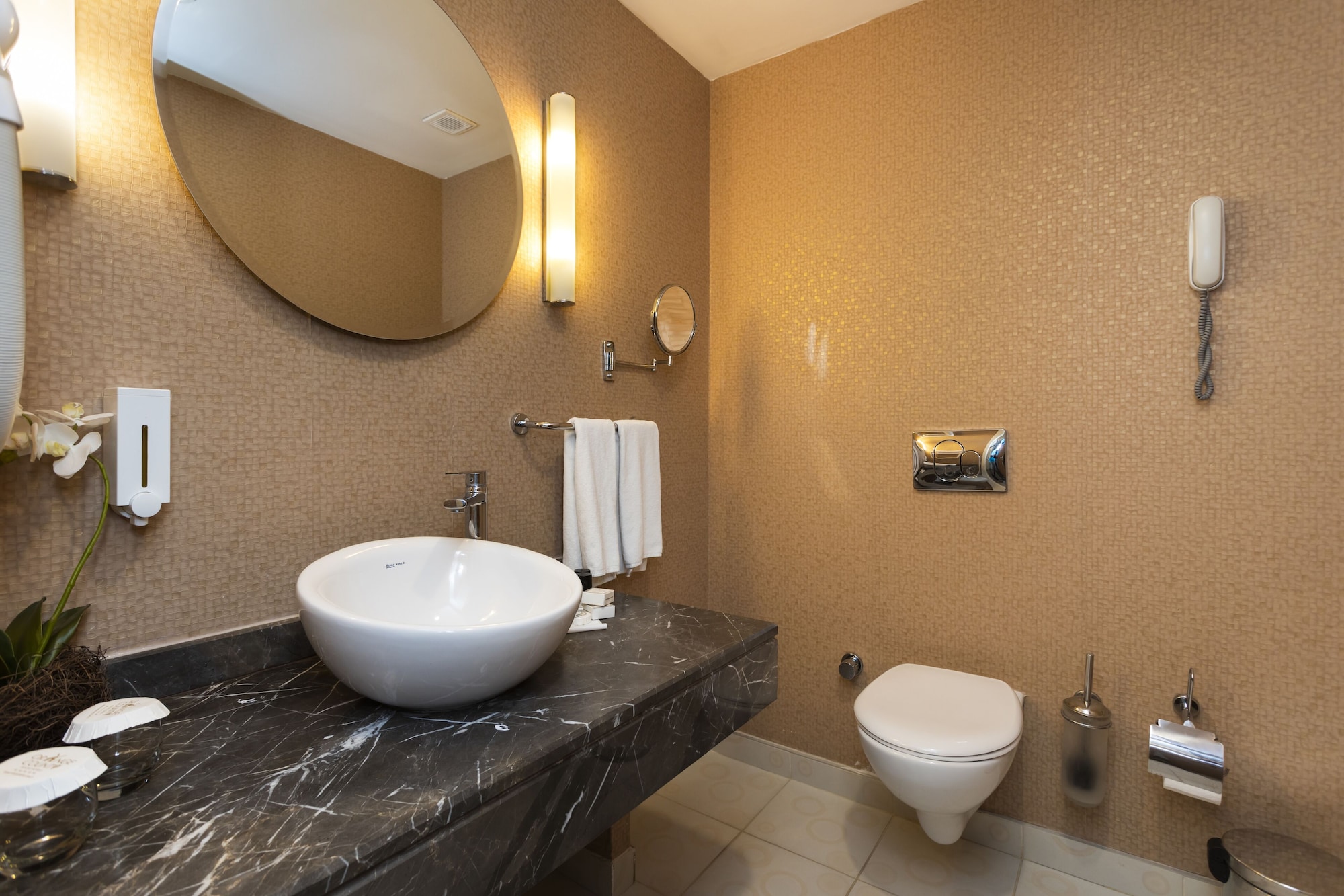 جناح بسرير كينج وسرير مزدوج وسريرين منفصلين بإطلالة على البحر بجاكوزي، Orange County Alanya 7/10