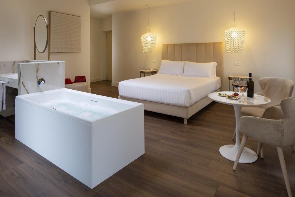 SUITE, NO ELEVATOR, HOT TUB