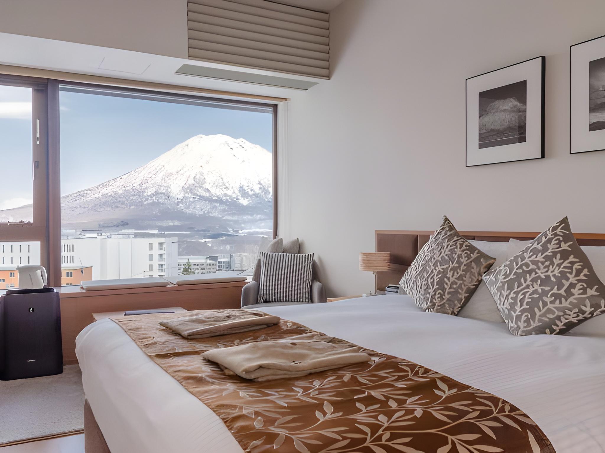 Standard, Single, King Bed, Mountain View
