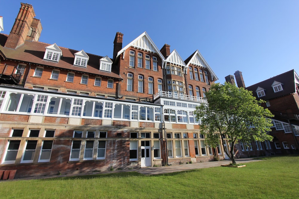 Yarrow Hotel 3/53