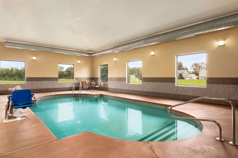 La Quinta Inn And Suites by Wyndham Lackawanna 18/39