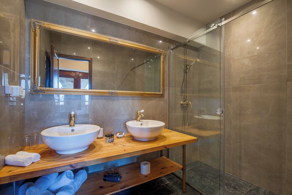 DELUXE, DOUBLE BED, CITY VIEW, BALCONY
