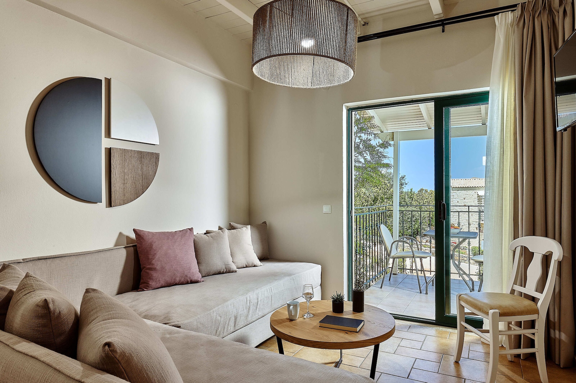 جناح سوبيريور بسريرين كوين مع أريكة، Marni Village 10/10