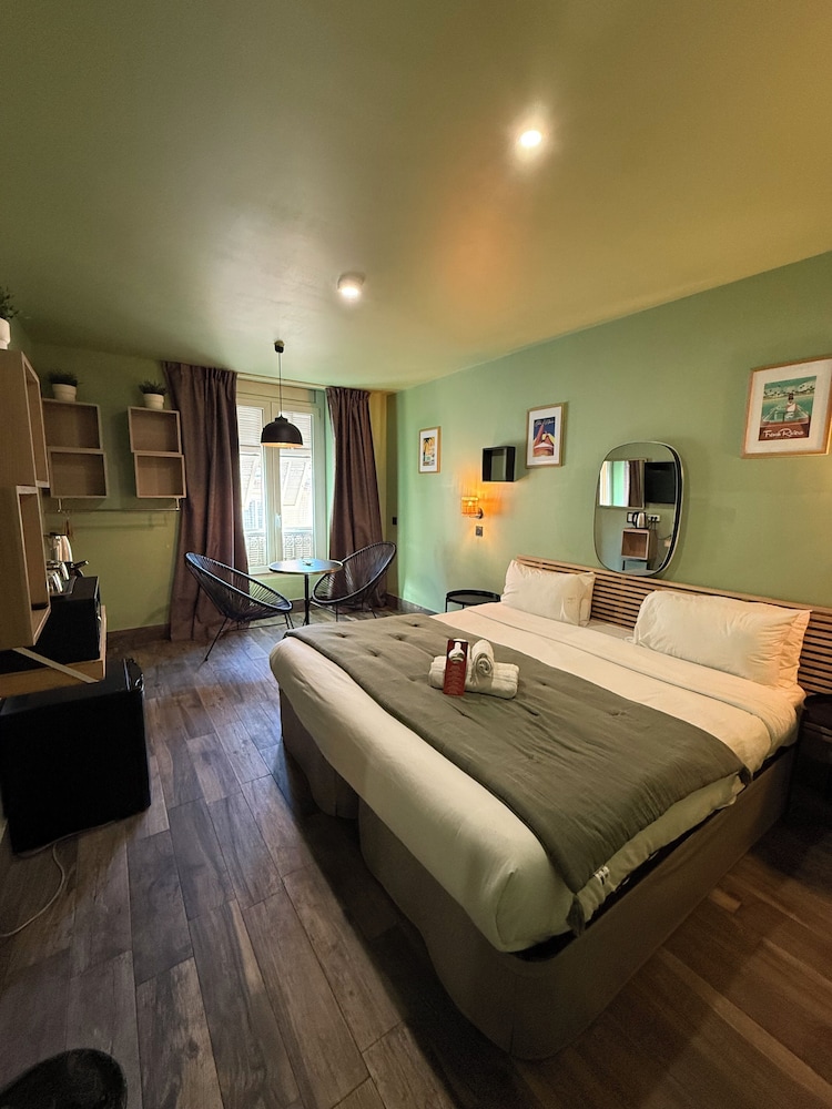 DELUXE, DOUBLE BED