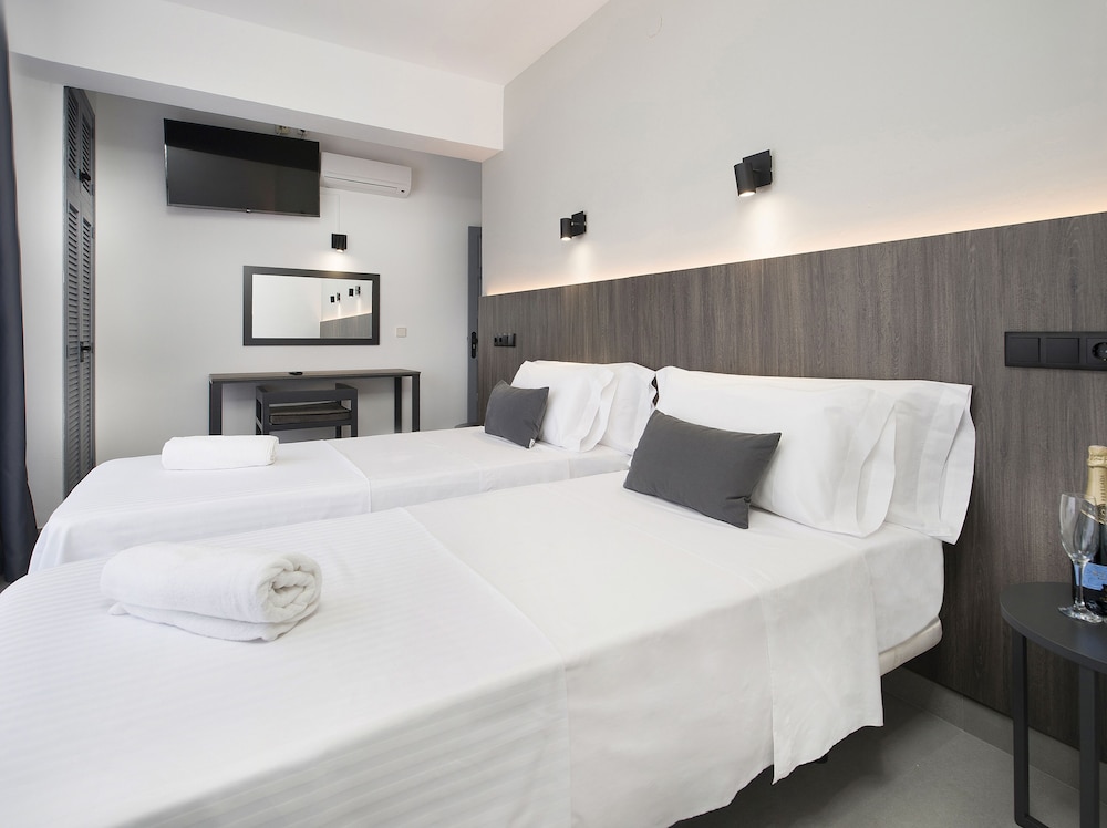 ROOM, TWIN BEDS