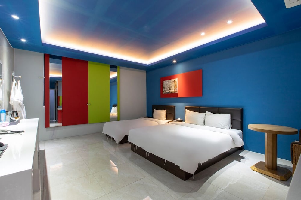 DELUXE, TWIN BEDS