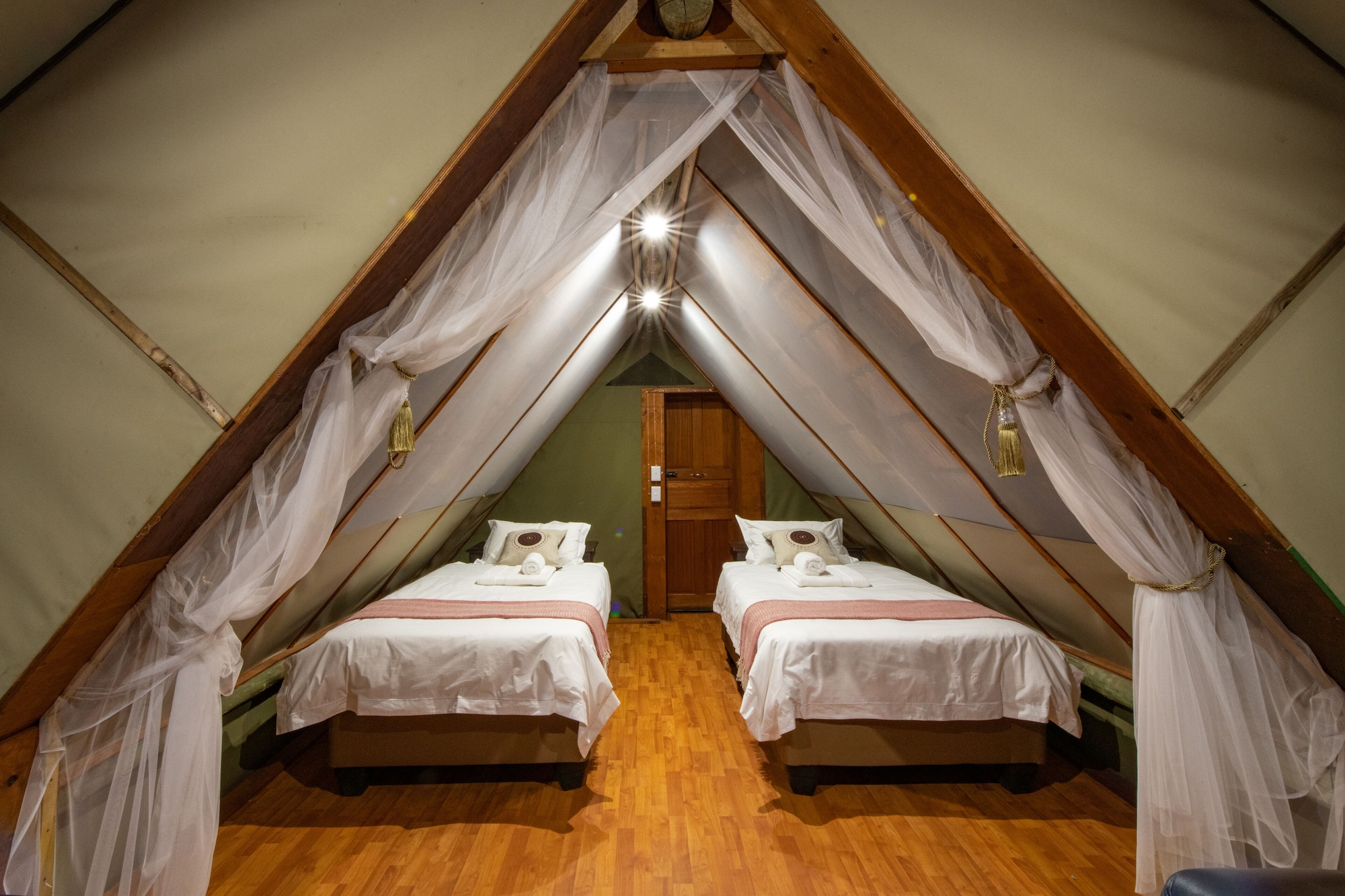 SAFARI, TENT