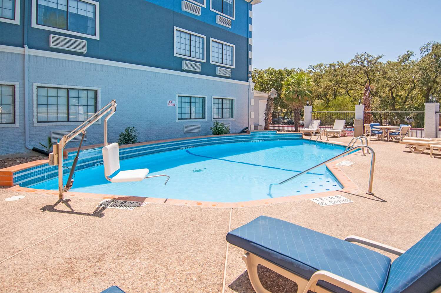 Days Inn & Suites by Wyndham San Antonio North/Stone Oak 60/63