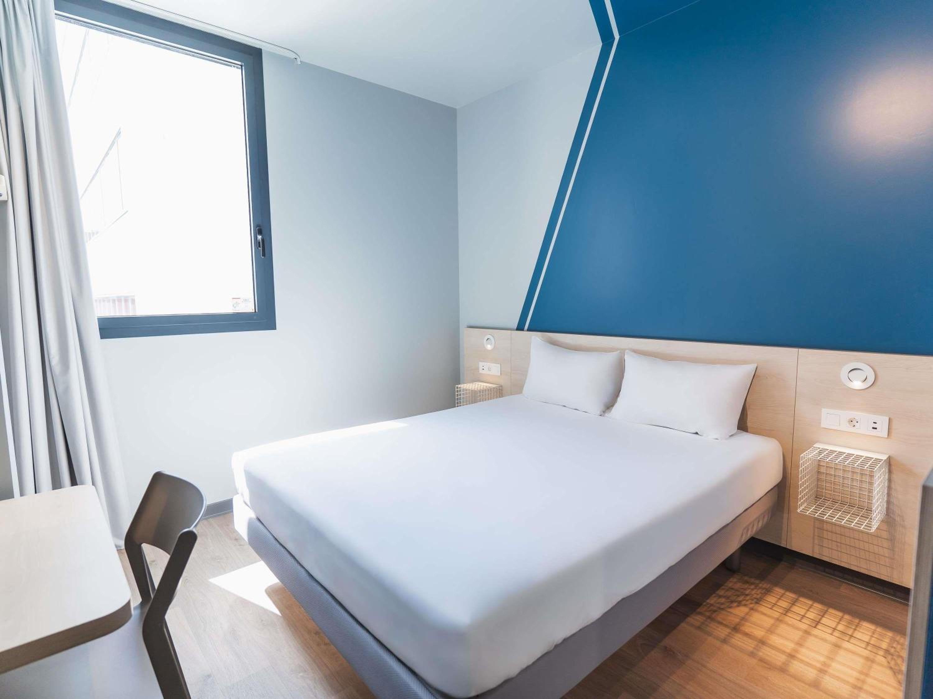 ROOM, SINGLE