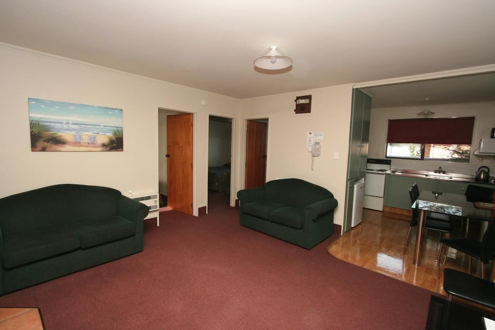 Commodore Motor Lodge 34/58