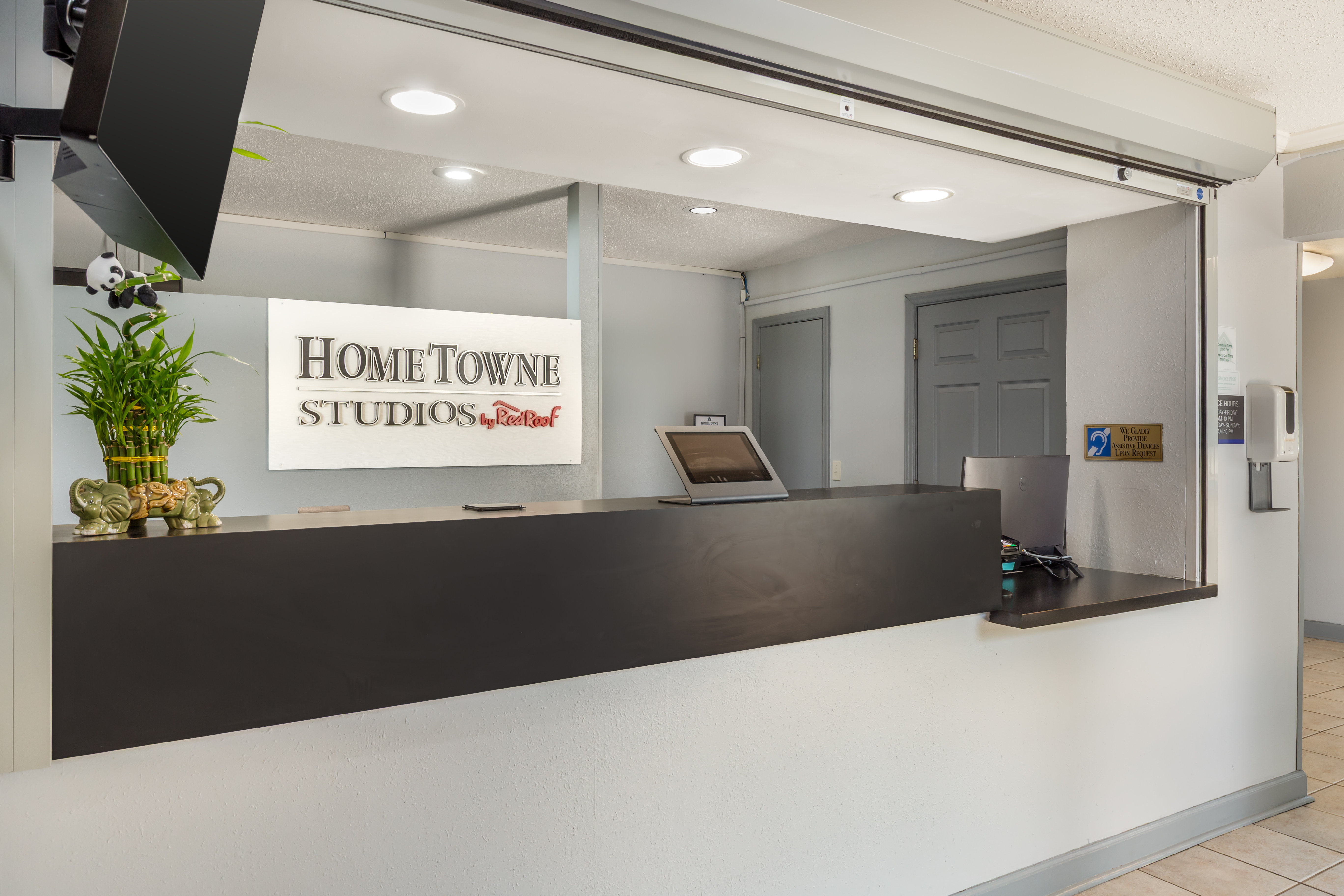 HomeTowne Studios & Suites by Red Roof Greensboro 5/28