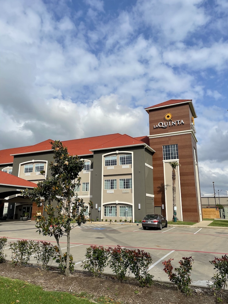 La Quinta Inn And Suites By Wyndham Port Arthur 1/50