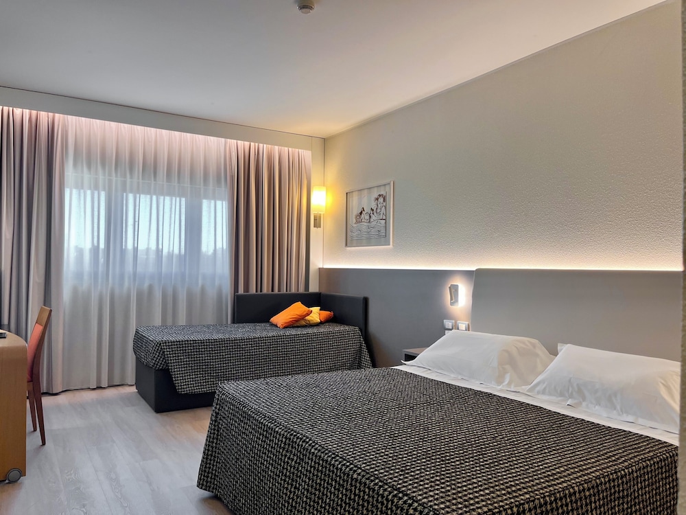 The Sydney (ex Novotel Bologna Fiera) 23/69
