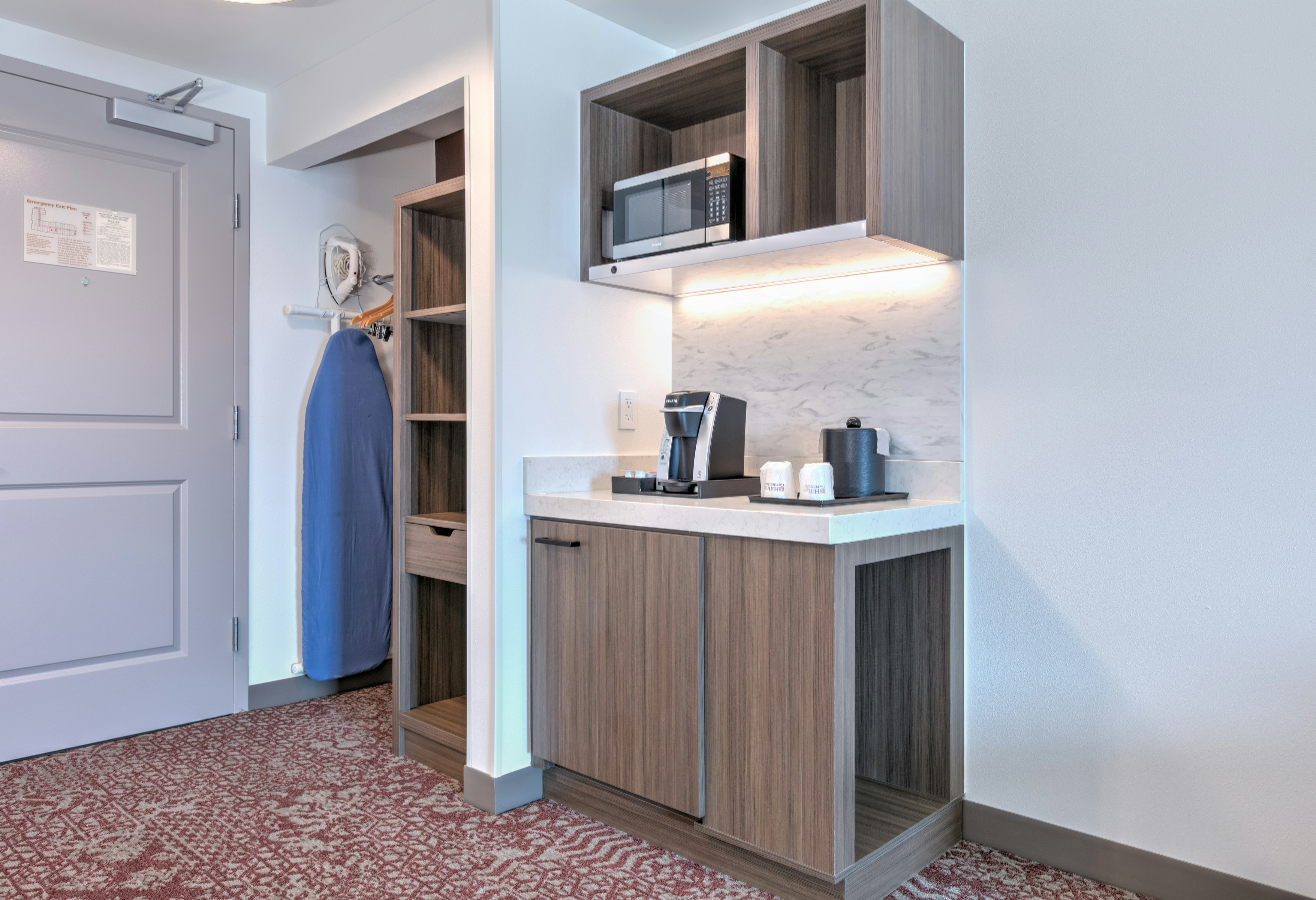 غرفة بسريرين كوين بإطلالة مع أريكة، Hilton Garden Inn Dallas/Arlington 6/6