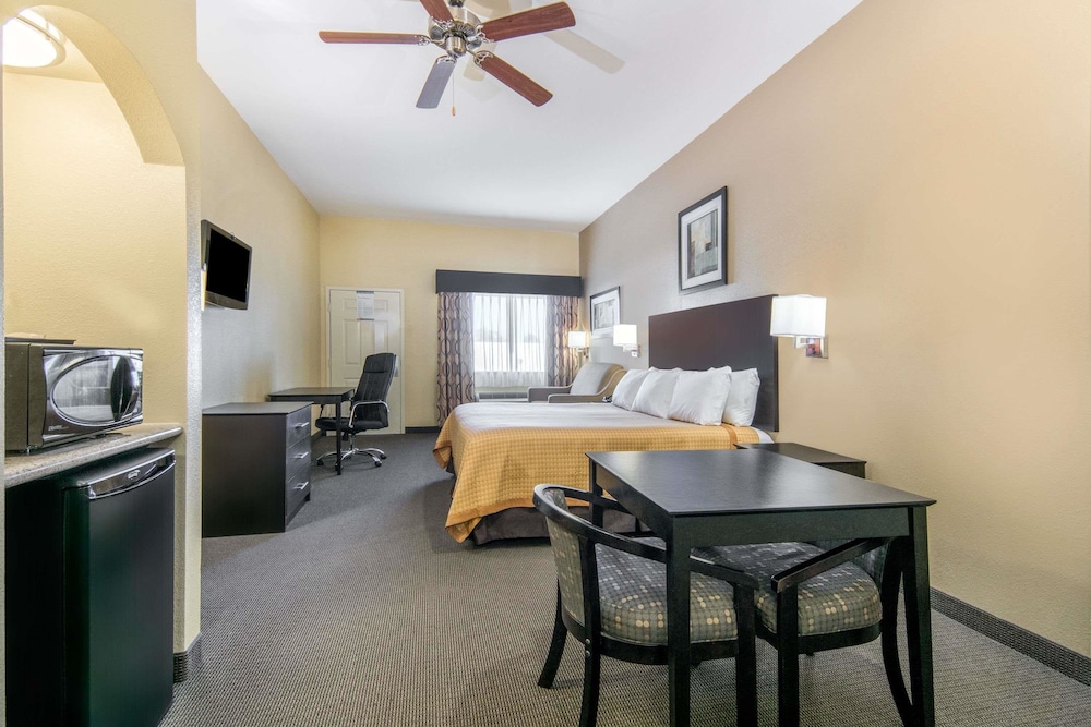 Days Inn By Wyndham Baytown East 33/50