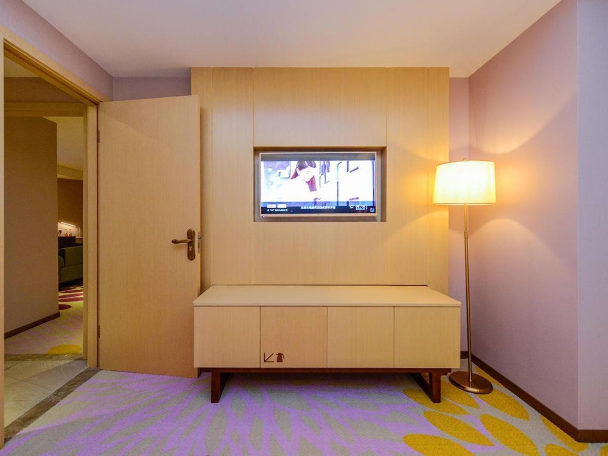 Lavande Hotel (Chengdu Xinjin Rulin Road Metro Station) 24/37
