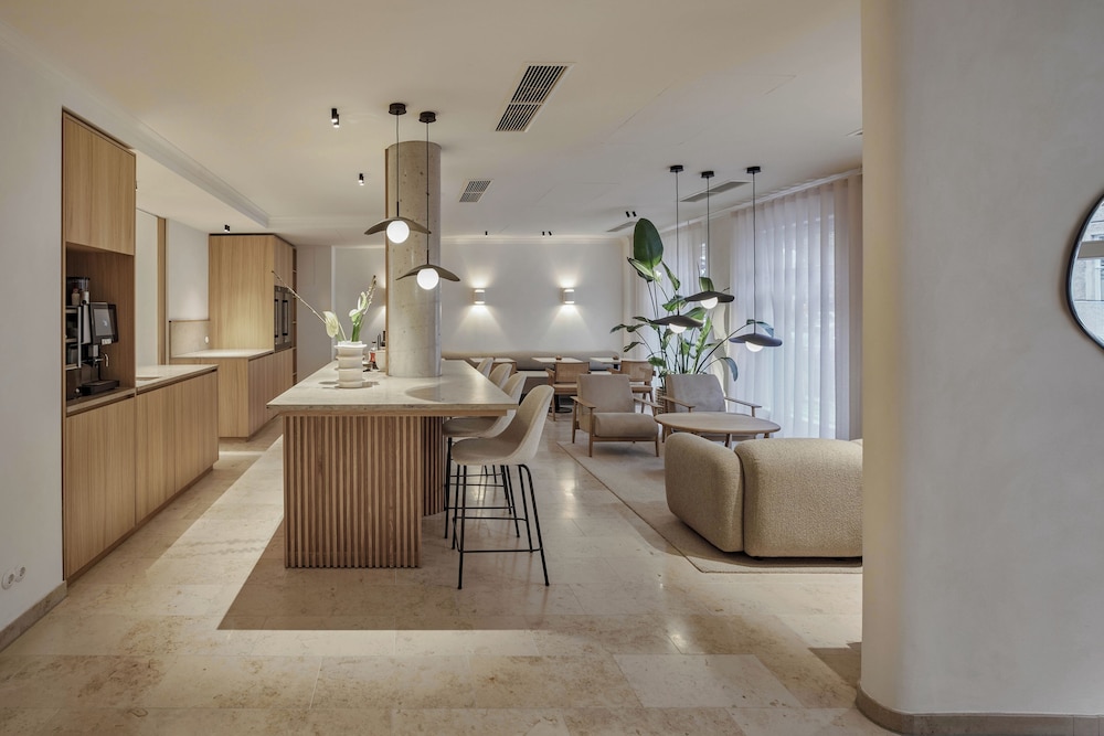 Hotel Adelante 41/59