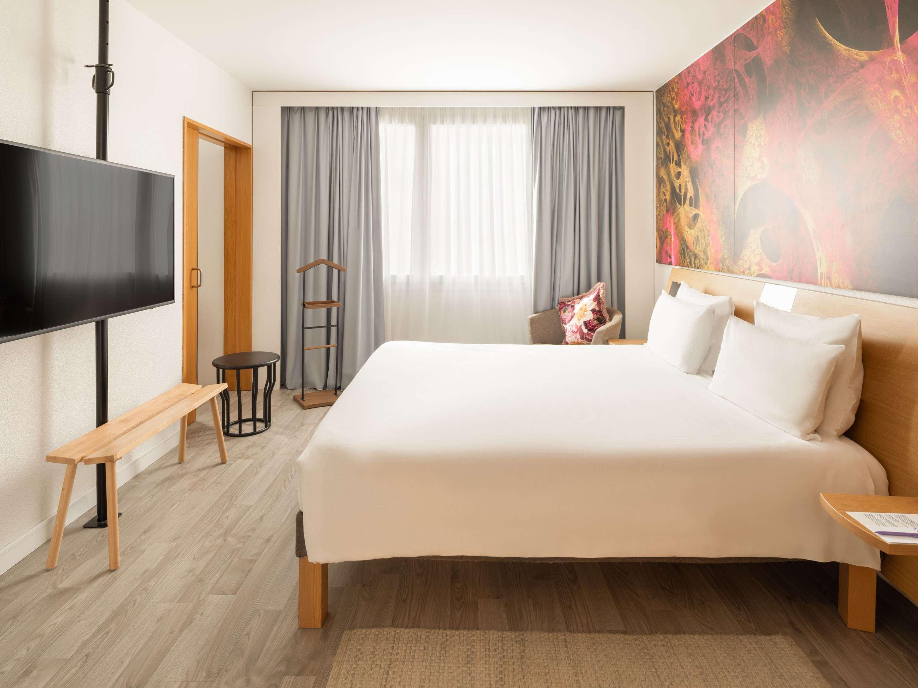 SUITE, KING BED, SOFA