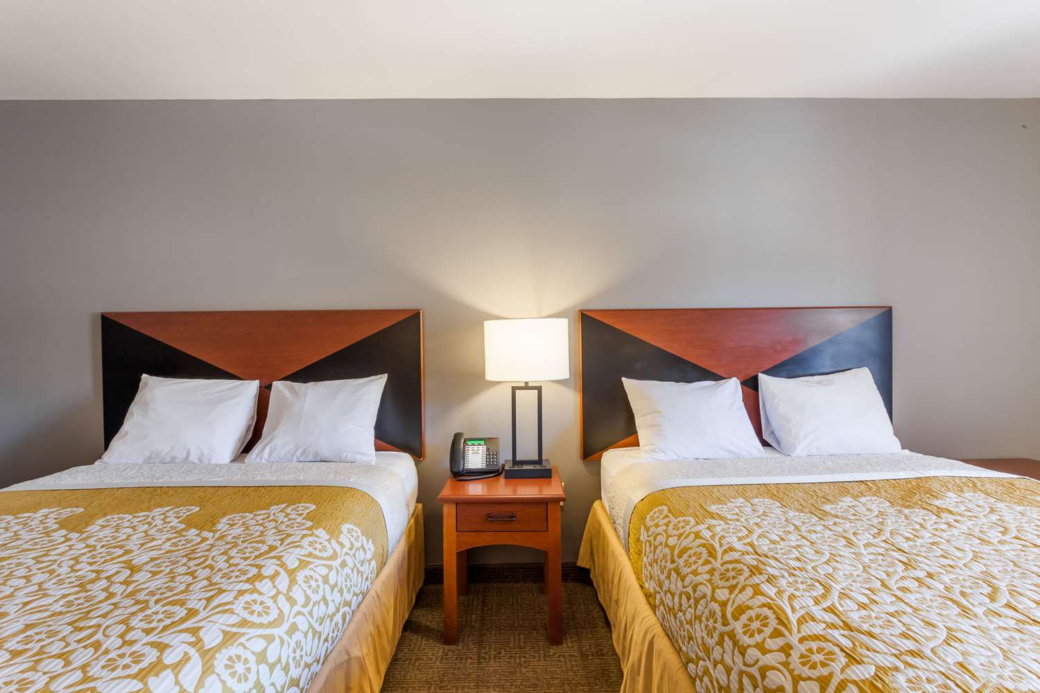 Days Inn Suites By Wyndham Lancaster Amish Country 3/28