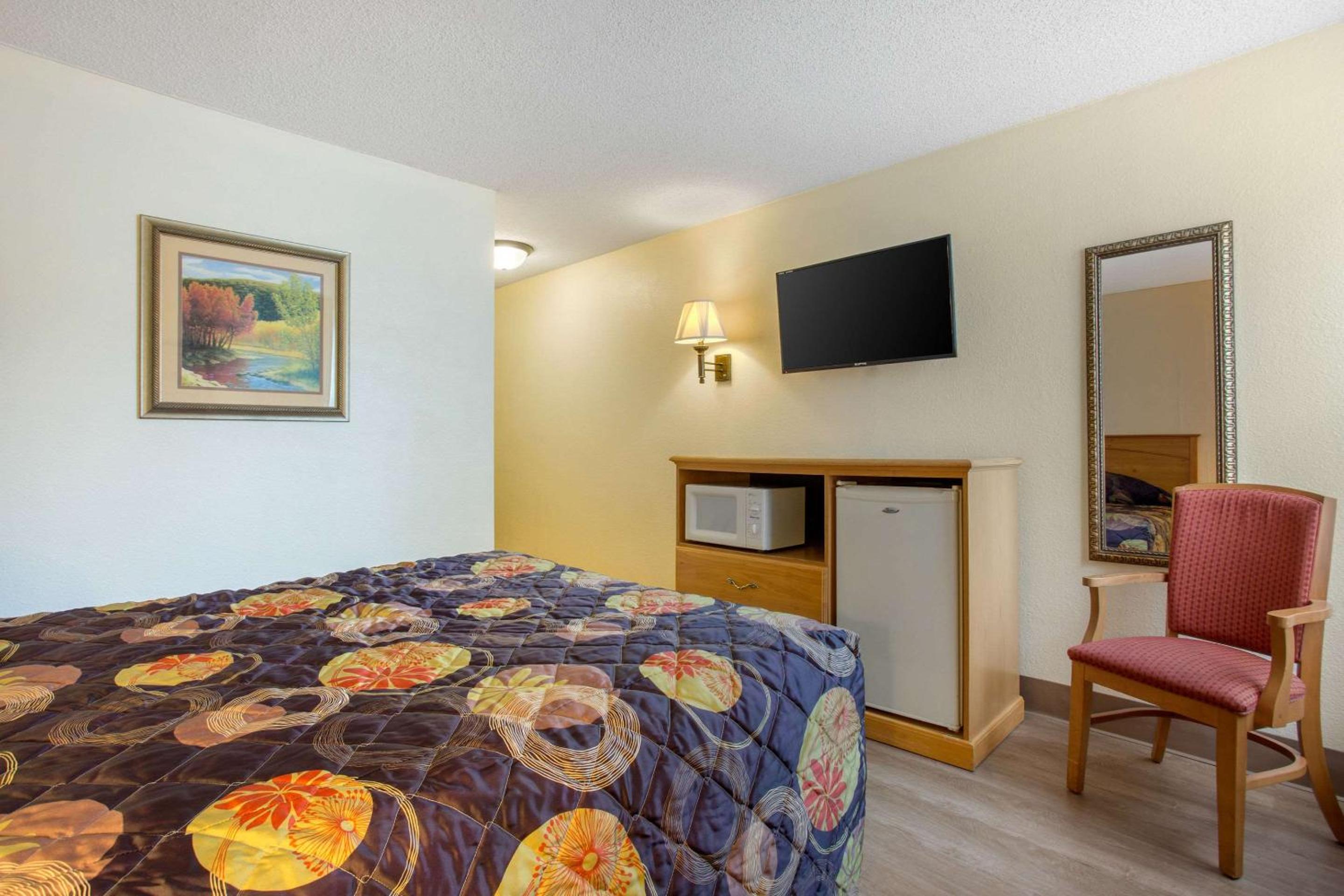 غرفة قياسية بسرير كوين للمدخنين، Rodeway Inn Asheville NC 4/7