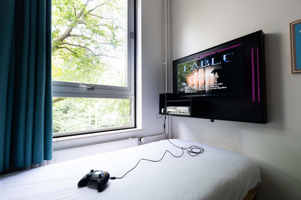 ROOM, SINGLE