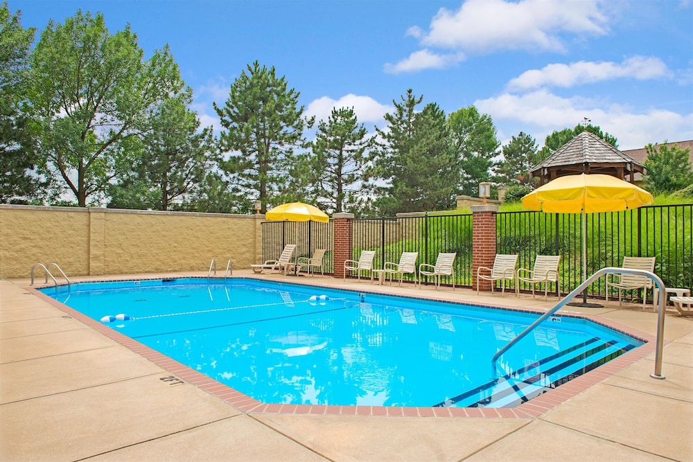 Days Inn & Suites by Wyndham St. Louis/Westport Plaza 13/27
