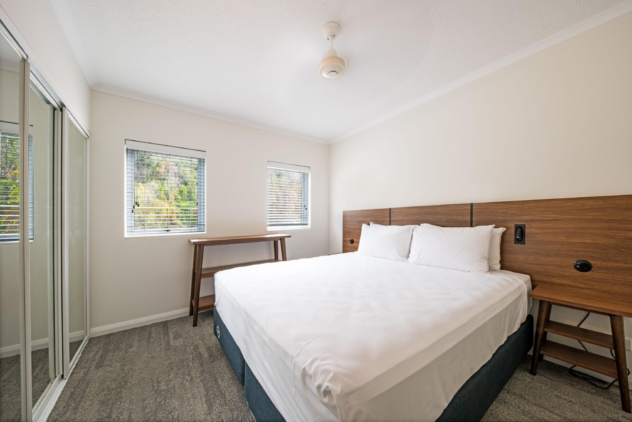 2 Bedrooms, Pool Access