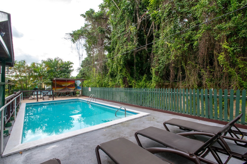 Pineapple Court Hotel 33/36