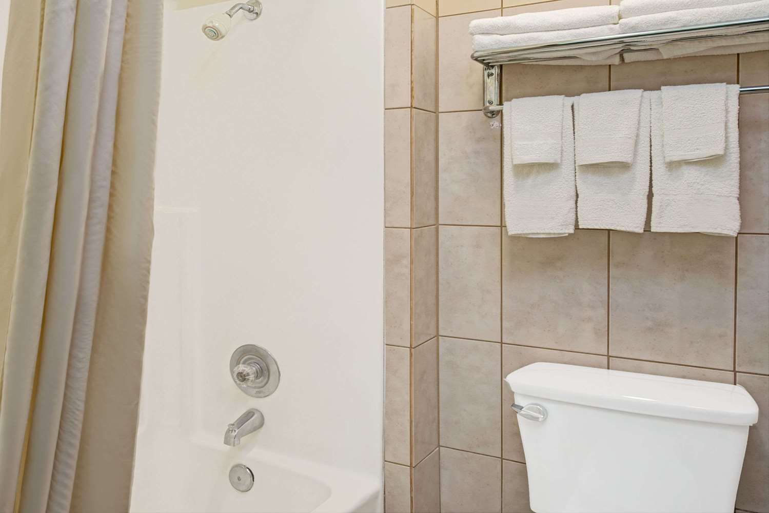 Travelodge By Wyndham Sacramento / Rancho Cordova 16/17